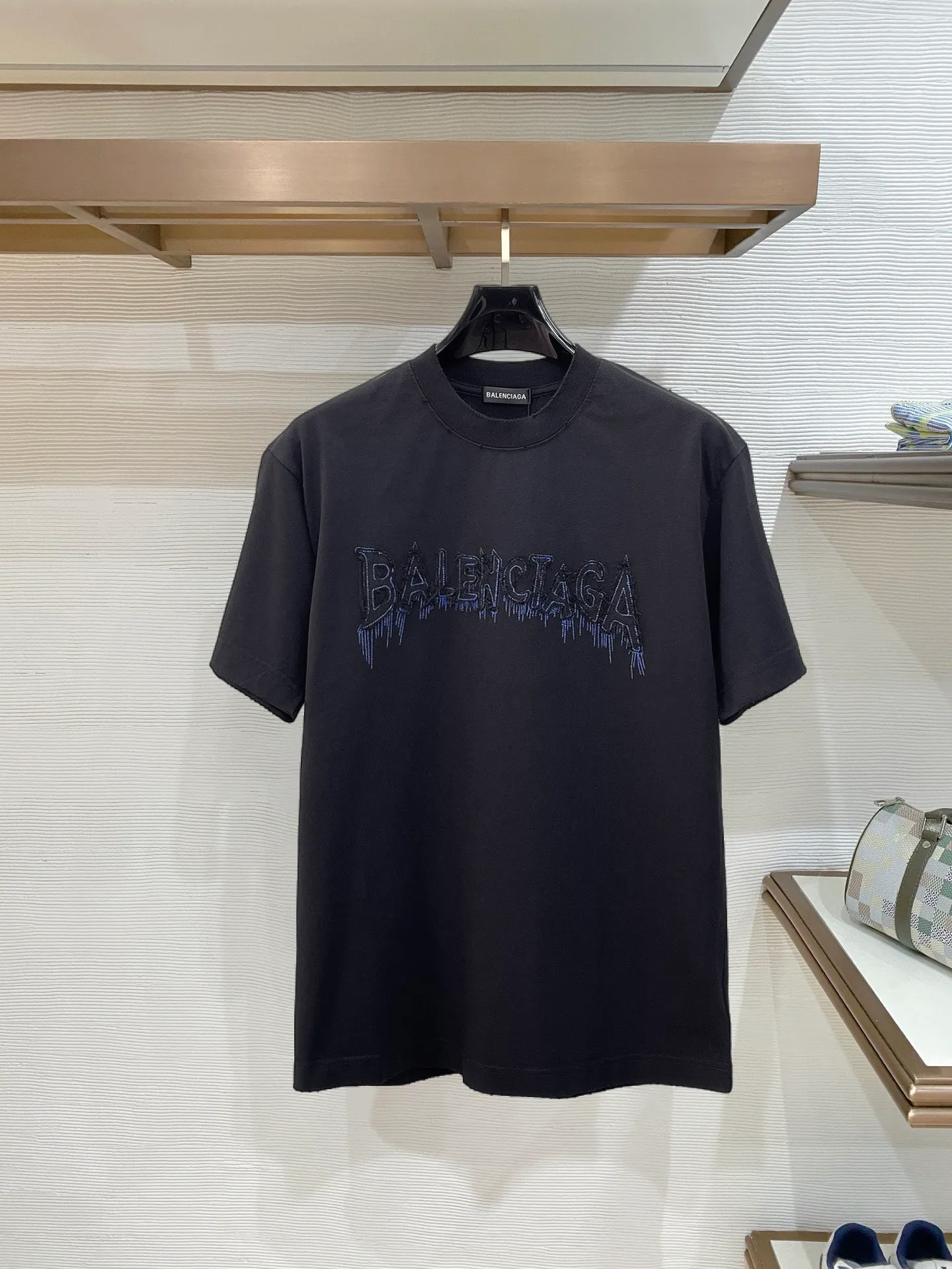 Balenciaga's high-end top-quality products 🐮2026 Spring and Summer New Arrival first counter, the latest New Arrival short-sleeved round neck T-shirt, Premium customized design, avant-garde and fashionable! Brand logo heavy craftsmanship design Premium customized 260g fabric. Soft to the touch. Comfortable to wear. Counter-level exquisite stitching. Fine workmanship. The upper body effect is incomparably handsome! A must-have item for men and women with the same style! Sizes: S~XXL When placing an order, please state your height and weight. The maximum wearing size is 210 pounds (one size larger)